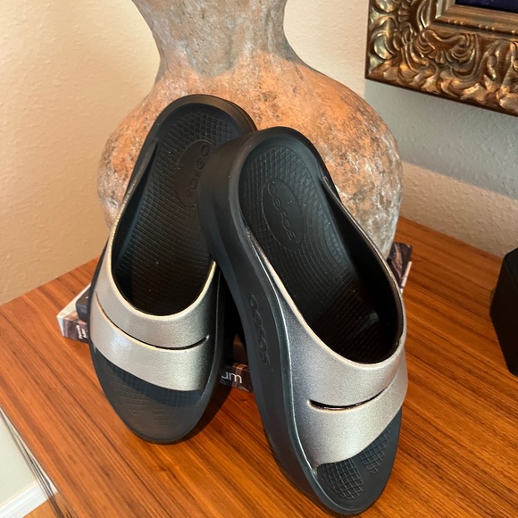 OOFOS woman’s Omega - Picture 1 of 3